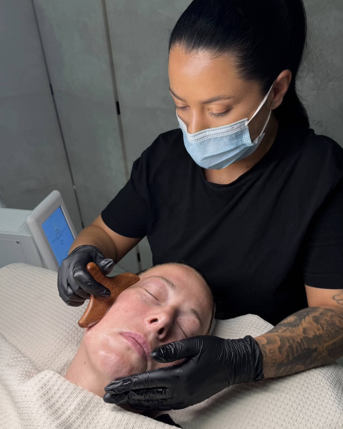 Gesichtsmassage mit einem flachen Massagewerkzeug im ROA Studio